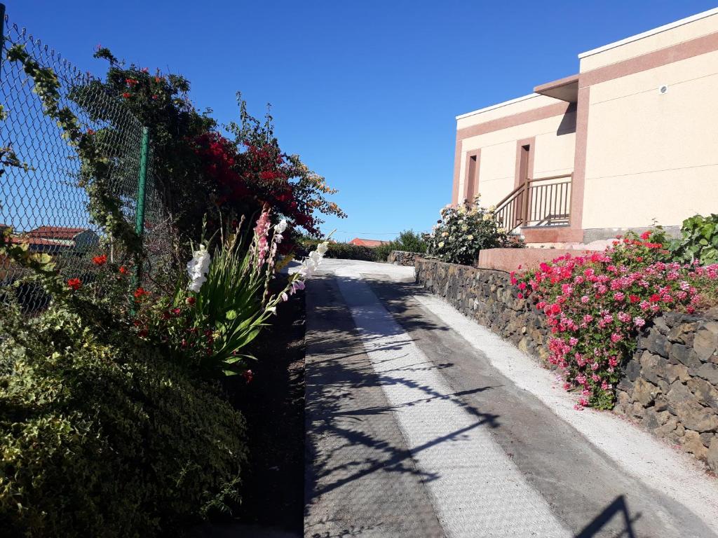 a street with flowers on the side of a building at Casa Girdana in Echedo