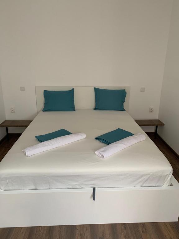 Lilia 3 Self-Check in apartment with hot water despite prevention in the neighborhood, food and drink shop open until 10 pm and free parking area next ot 24 hours food and drink shop and free parking area - Housity