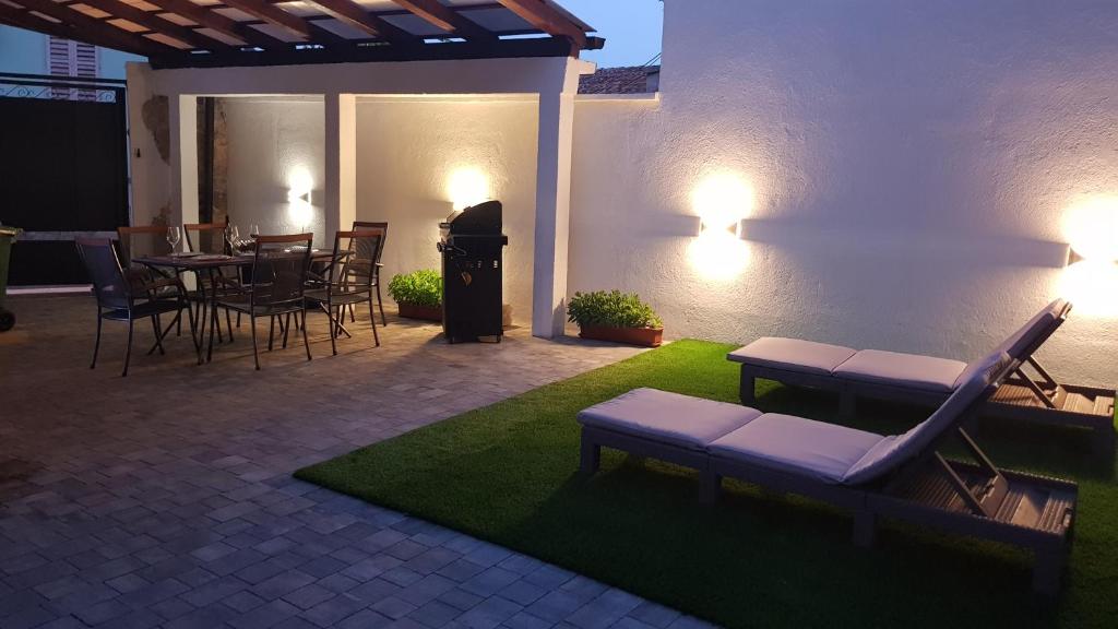 a patio with a table and chairs and a grill at Casa Istriana Vrsar in Vrsar