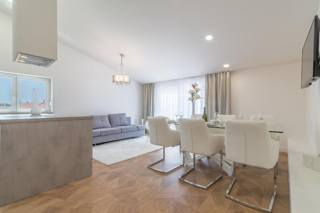 ein Esszimmer und ein Wohnzimmer mit einem Tisch und Stühlen in der Unterkunft Luxury Piano apartment in Zadar