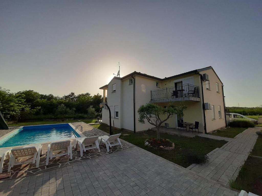 una casa con piscina al lado de un edificio en Apartment Adriatic, en Umag
