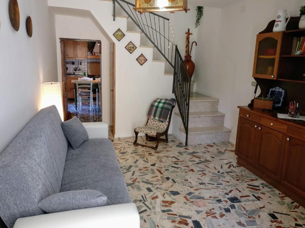 - un salon avec un canapé et un escalier dans l'établissement La Chiave del Gufo - Bojano, à Boiano