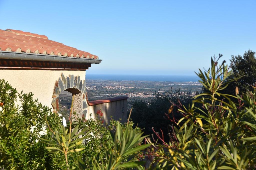 - un bâtiment avec vue sur la ville dans l'établissement Villa Josephine: Vue magnifique sur mer et montagnes, à Laroque-des-Albères