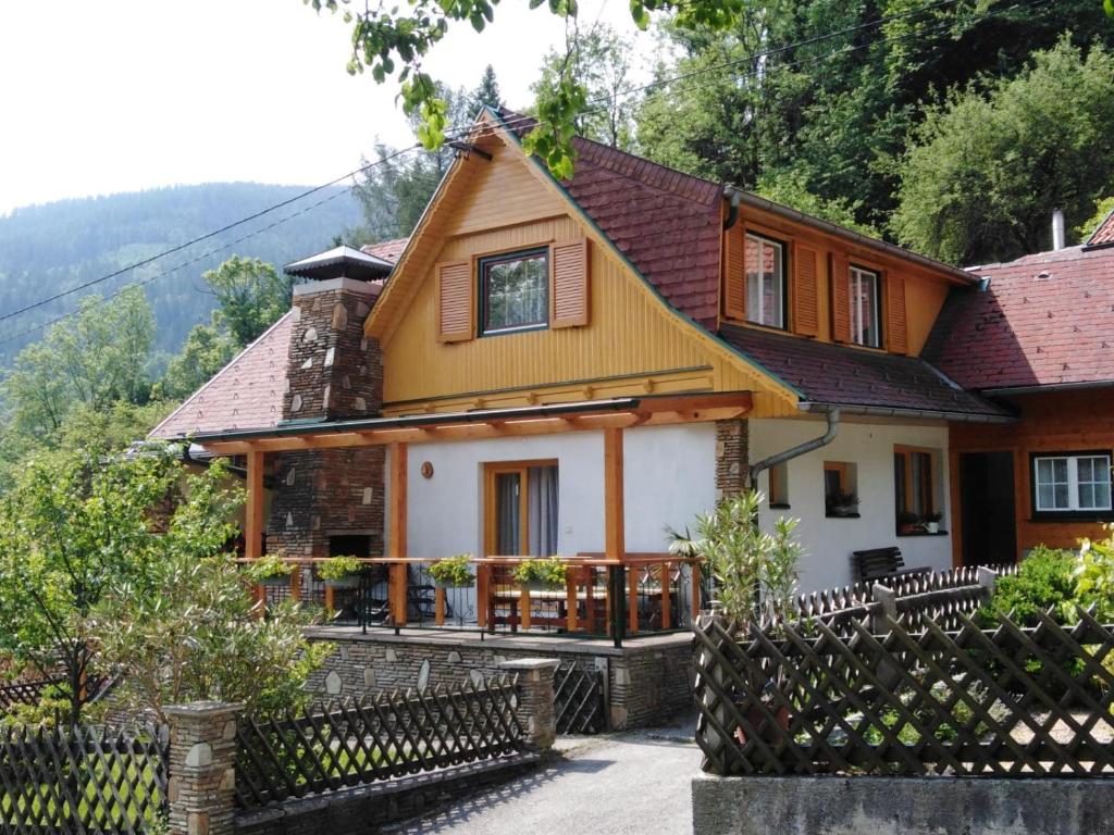 una casa con una valla delante de ella en Ferienhaus Bauer, en Trattenbach
