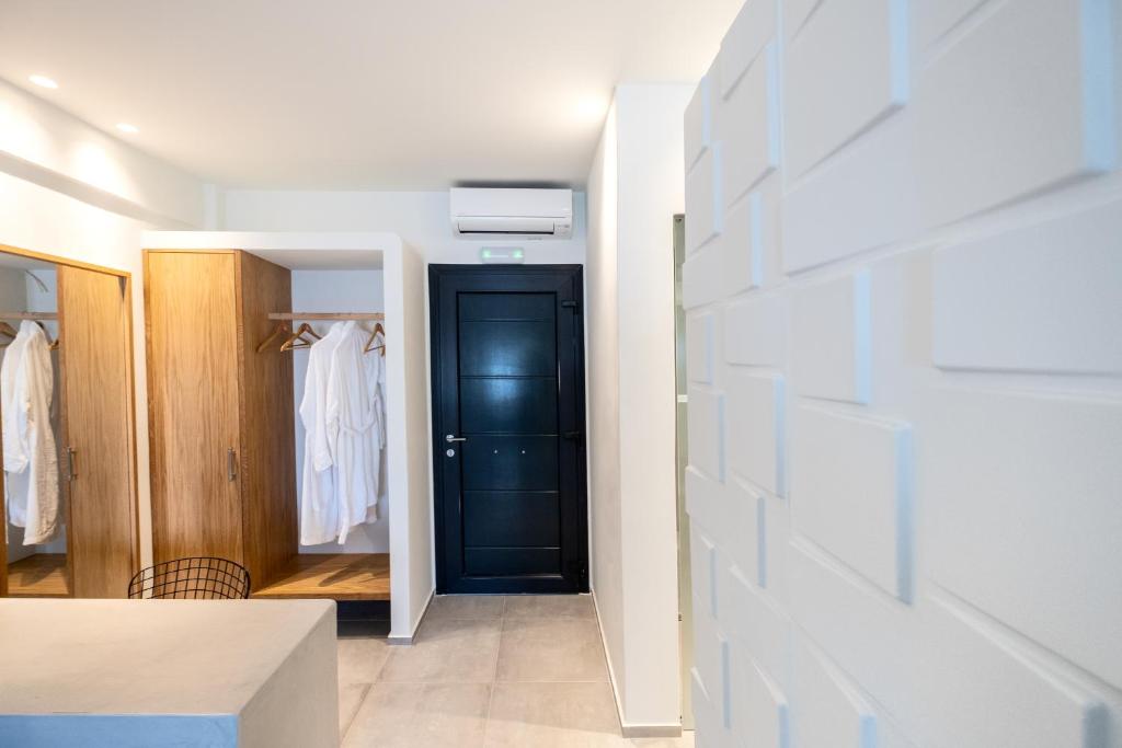 George & Joanna Suites Santorini - 9