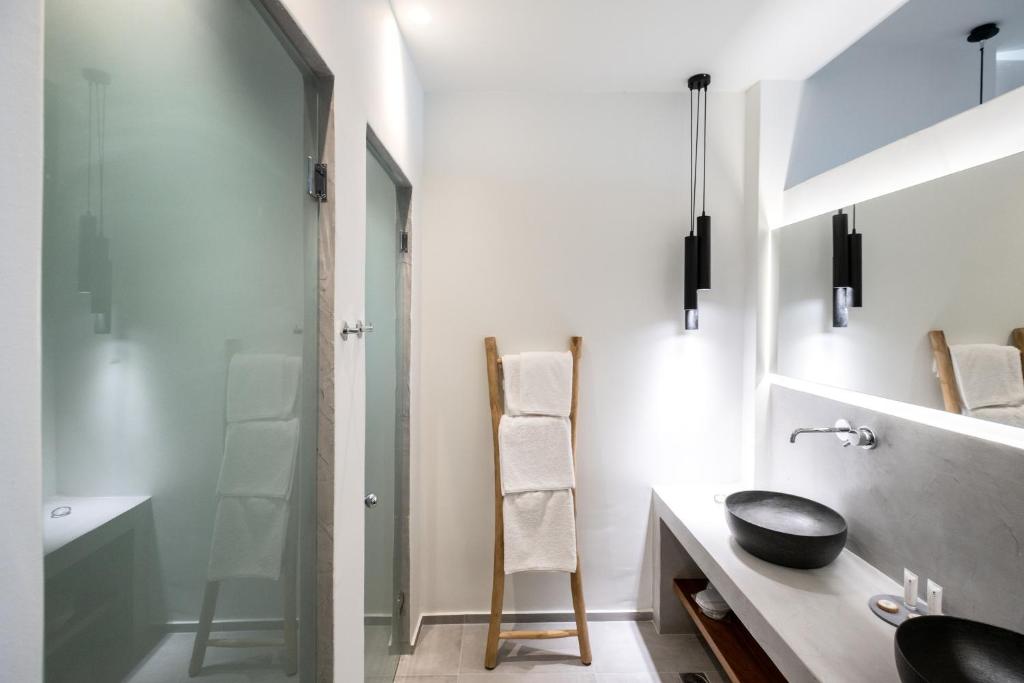 George & Joanna Suites Santorini - 19