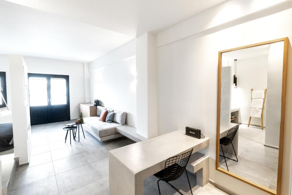 George & Joanna Suites Santorini - 17