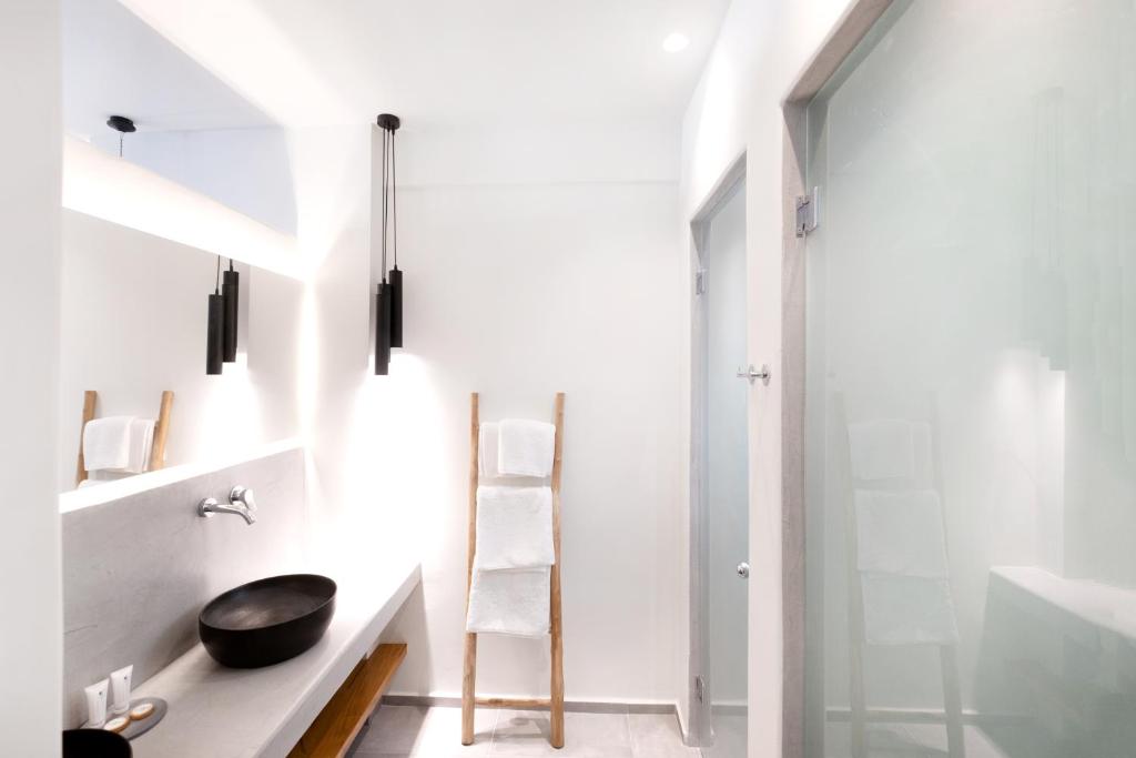 George & Joanna Suites Santorini - 10