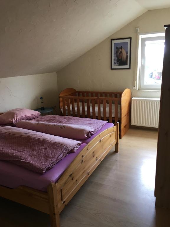 1 dormitorio con 2 camas individuales y ventana en Riedwiesen, en Bad Rappenau