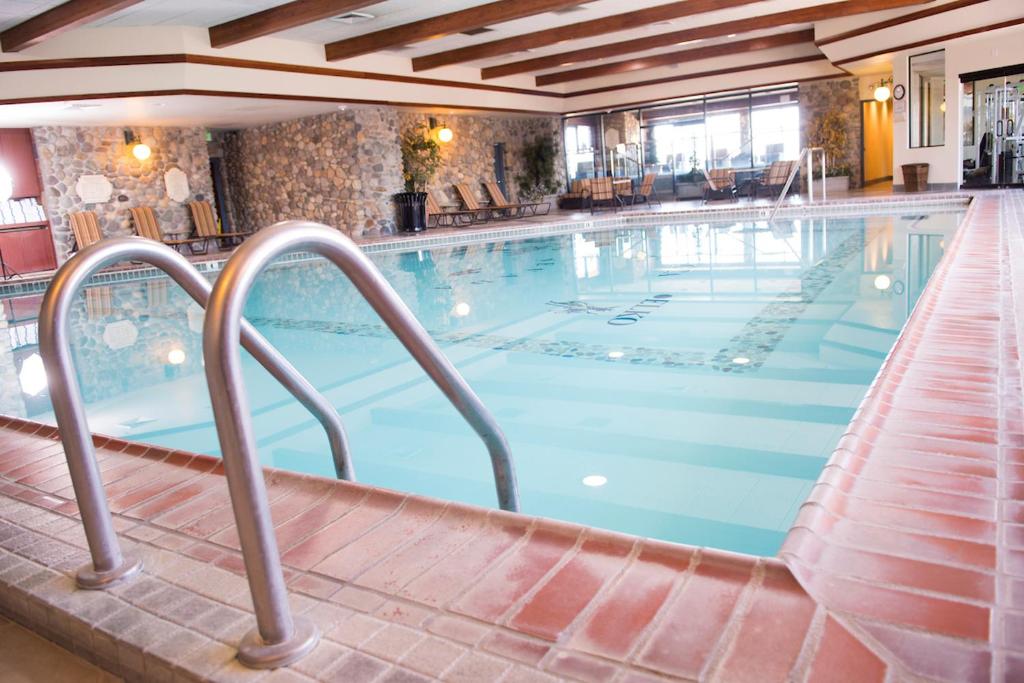 Bazén v ubytování Carson Valley Motor Lodge and Suites nebo v jeho okolí
