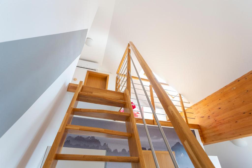 Palanda nebo palandy na pokoji v ubytování Krona Apartments