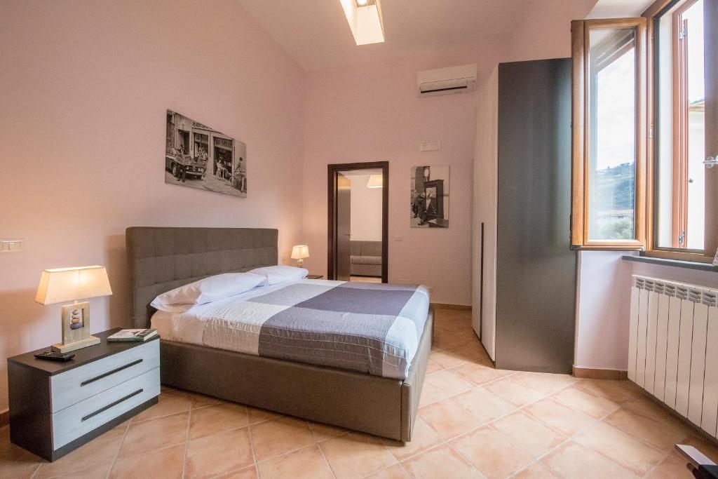 sypialnia z łóżkiem, komodą i oknem w obiekcie Casa d'amare w Sorrento