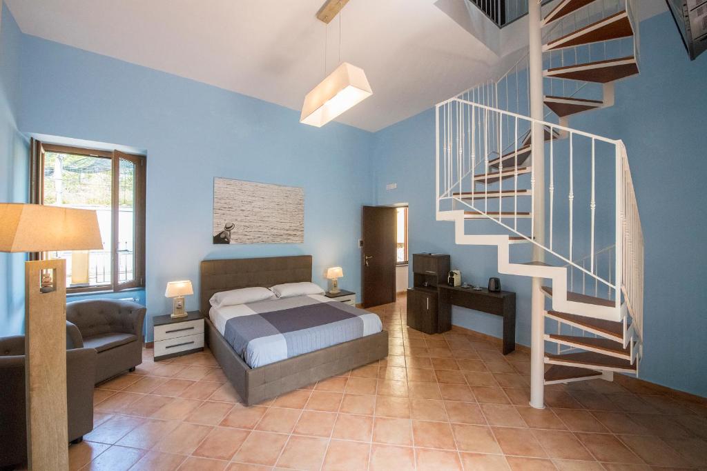 sypialnia z łóżkiem i spiralnymi schodami w obiekcie Casa d'amare w Sorrento