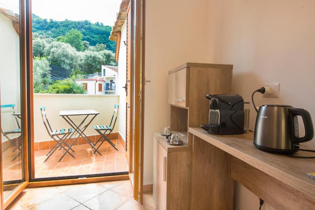 Zestaw do parzenia kawy i herbaty w obiekcie Casa d'amare