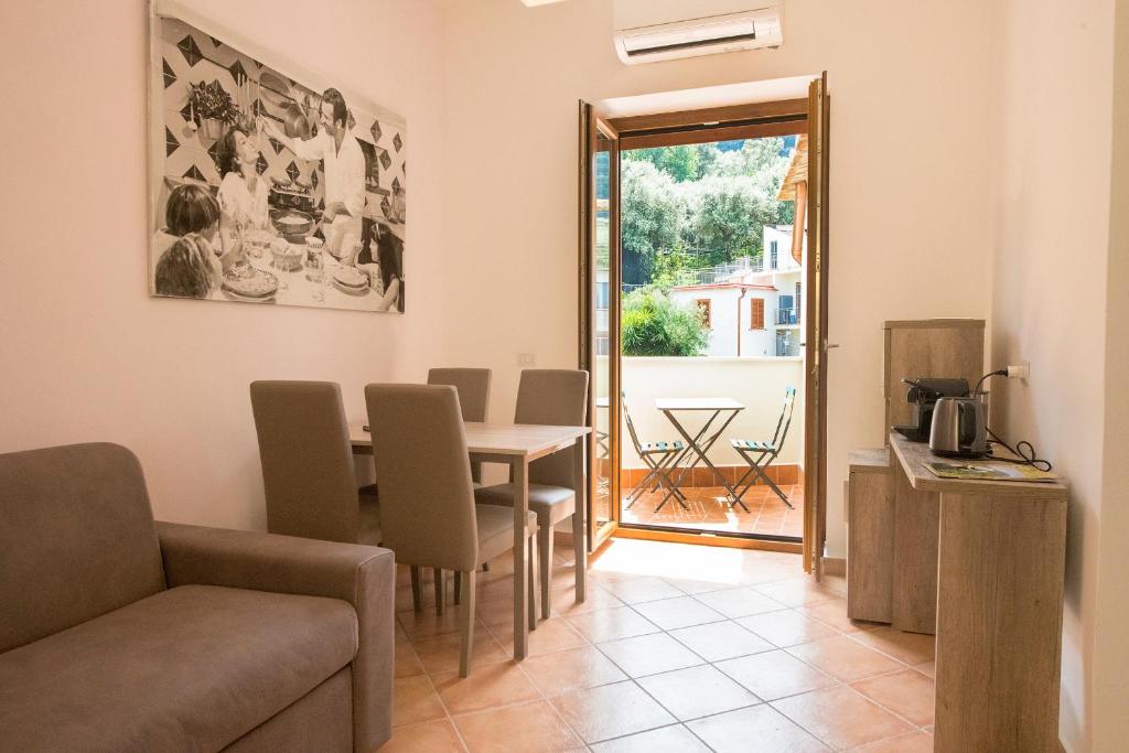 salon ze stołem, krzesłami i kanapą w obiekcie Casa d'amare w Sorrento