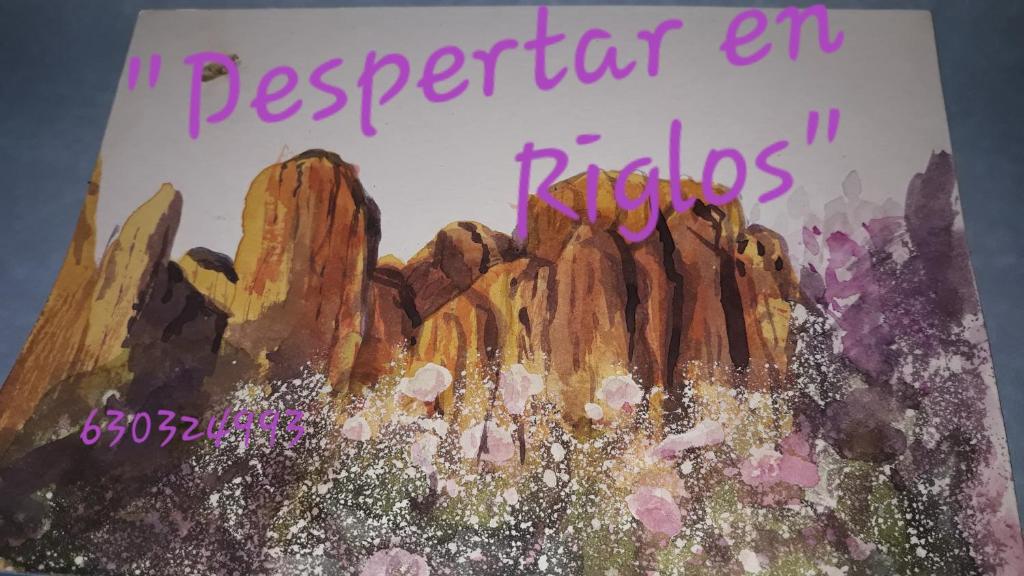 un livre avec une photo d'une montagne en couverture dans l'établissement Despertar en Riglos, à Las Peñas de Riglos