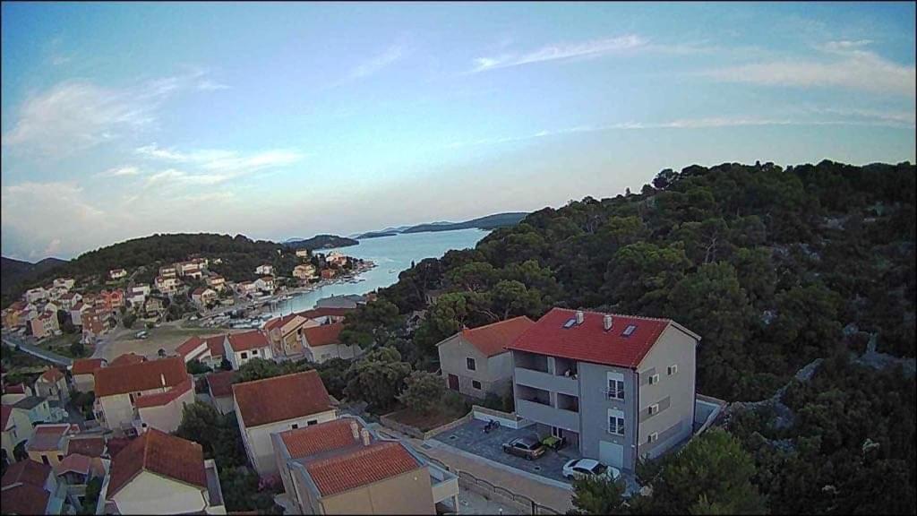 eine Luftansicht auf eine Stadt und einen Fluss in der Unterkunft TAL in Tisno