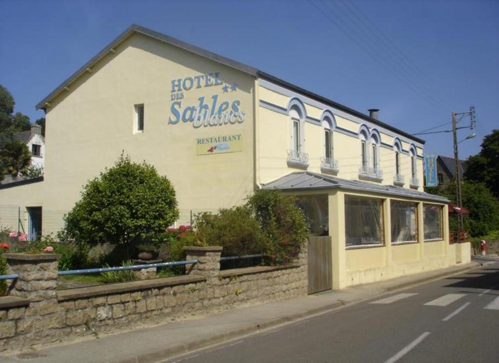 a building on the side of a street at Hôtel des Sables Blancs in Douarnenez