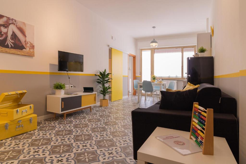 ein Wohnzimmer mit einem Sofa und einem Tisch in der Unterkunft Felicita Apartments in Martinsicuro