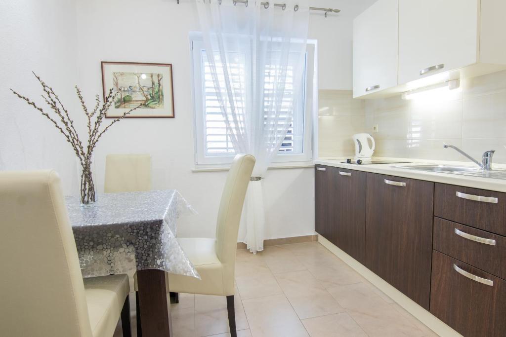 Kuchyňa alebo kuchynka v ubytovaní Apartments Fanito