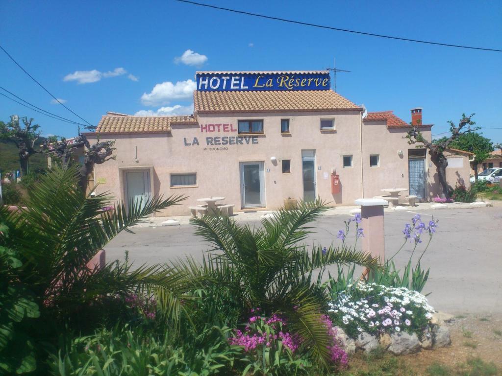 Hotel La Reserve في فيك- لا-غارديول: مبنى الفندق يوجد عليه لافته