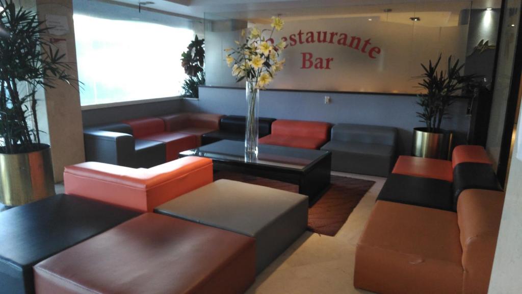 eine Lobby mit einer Bar mit Sofas und einem Tisch in der Unterkunft Hotel Mexicali in Mexiko-Stadt