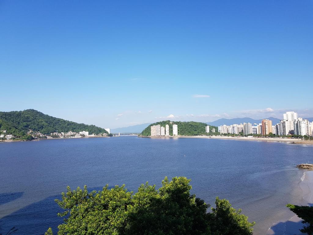 uma vista para uma grande massa de água com edifícios em NAUTILUS SEAVIEW BAY-SV/SP em São Vicente