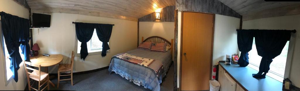Postel nebo postele na pokoji v ubytování Fox n Fireweed Cabins