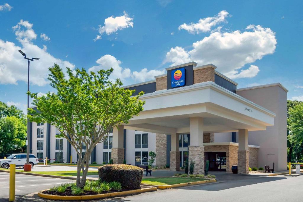 Comfort Inn Atlanta Airport في أتلانتا: مبنى مكتب عليه لافته