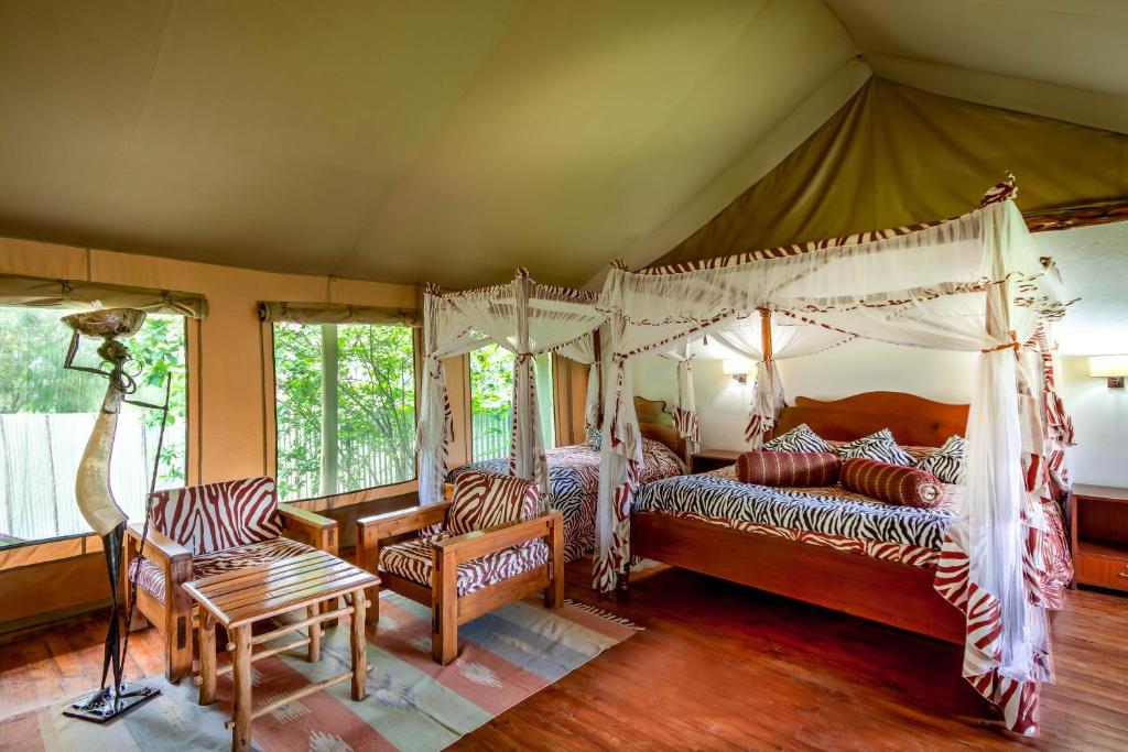 Postel nebo postele na pokoji v ubytování Lake Naivasha Crescent Camp