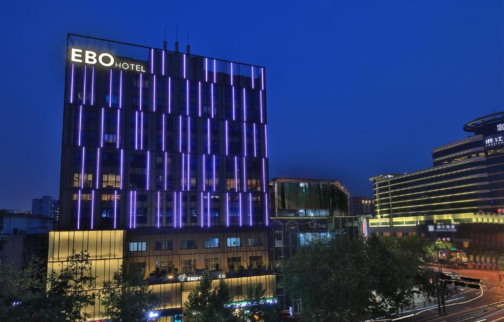 een gebouw met een bord aan de zijkant bij EBO Hotel (Hangzhou West Lake) in Hangzhou