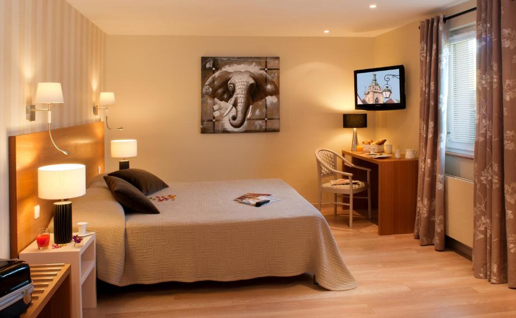 Postel nebo postele na pokoji v ubytování Hotel Restaurant Au Riesling