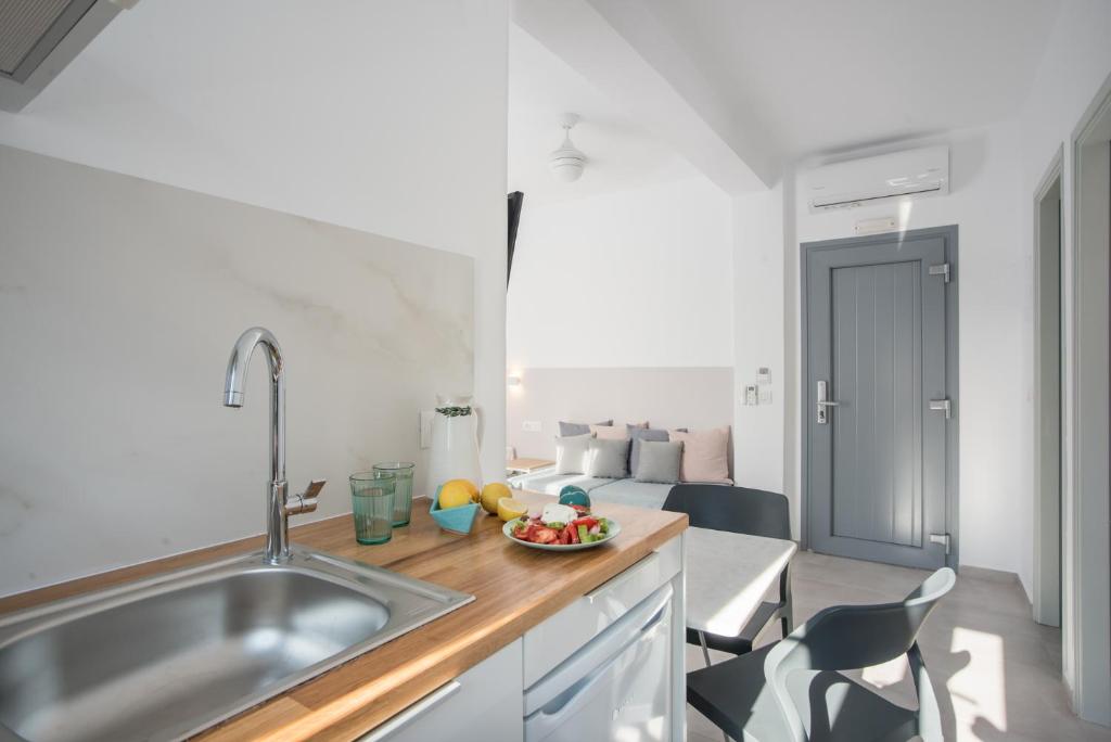 Kuchyň nebo kuchyňský kout v ubytování Nautilus Apartments-Suites