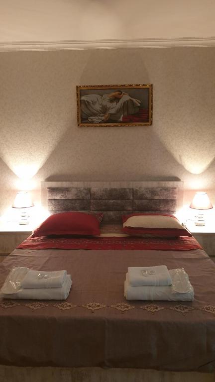 - une chambre avec un lit et 2 serviettes dans l'établissement Comfort, à Tbilissi