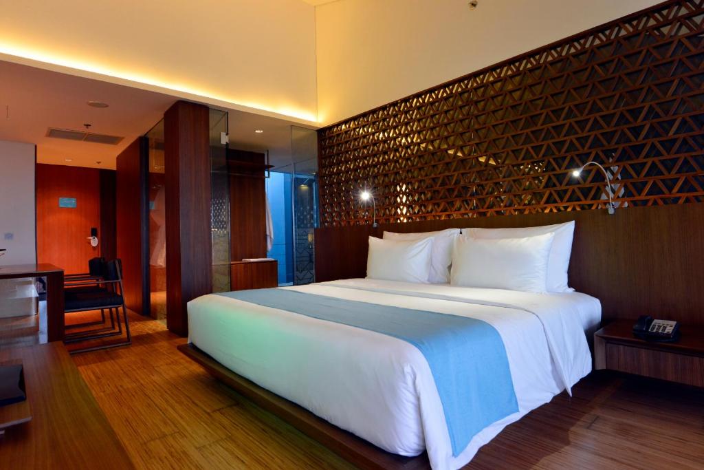 Postel nebo postele na pokoji v ubytování IZE Seminyak by LifestyleRetreats