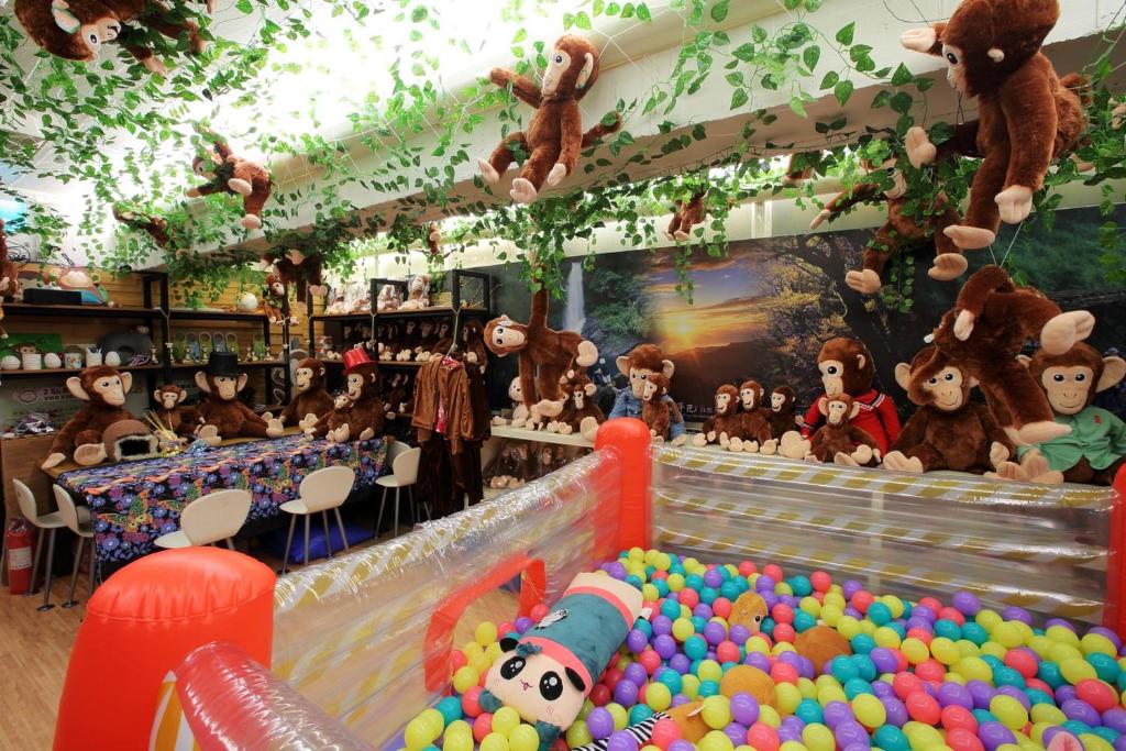 a room filled with lots of stuffed animals and balls at Lion Hotel in Luodong