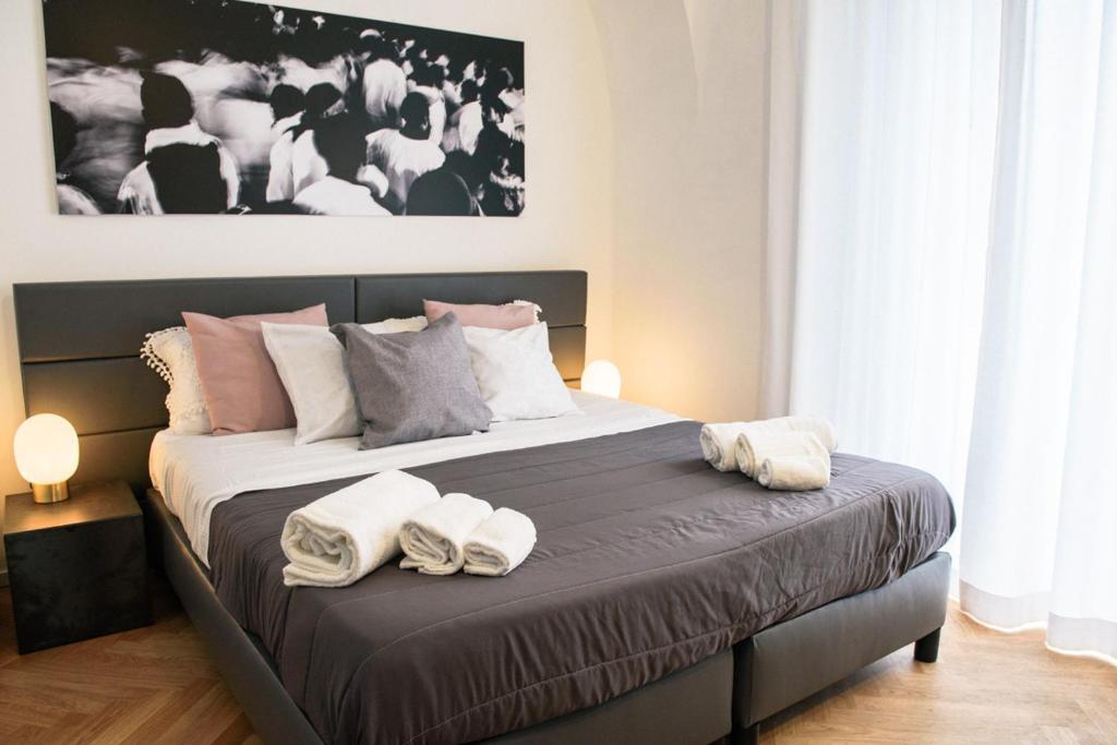 ein Schlafzimmer mit einem großen Bett mit Handtüchern darauf in der Unterkunft Agatha Cosy Hotel in Catania