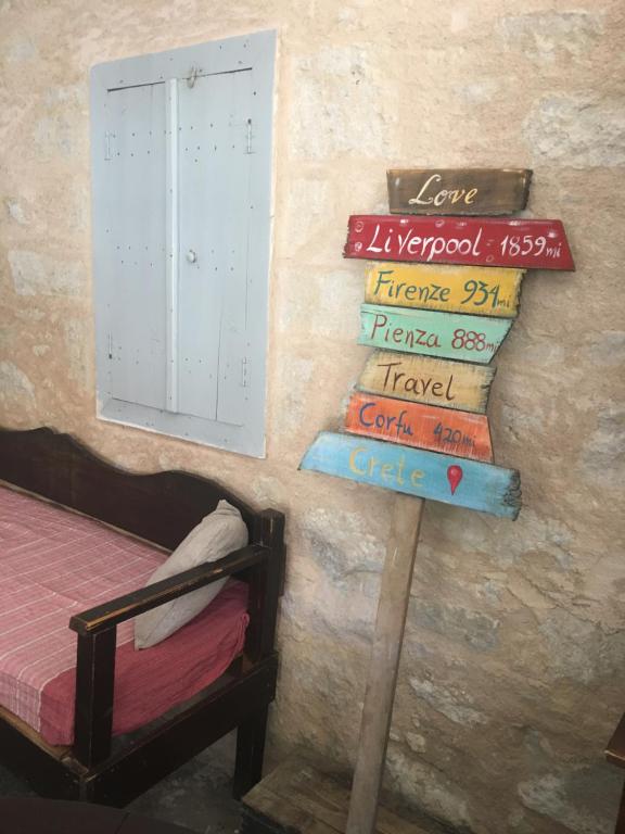 una stanza con una parete con una porta e alcuni libri di Traditional Village House a Tílisos