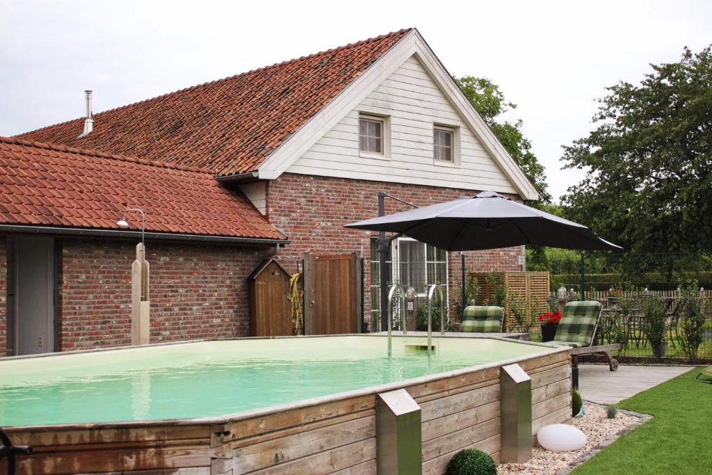Bazén v ubytování Wellness B&B De Zevenslaper nebo v jeho okolí