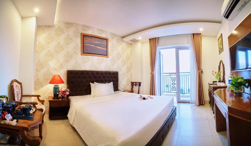 Giường trong phòng chung tại Boss Hotel