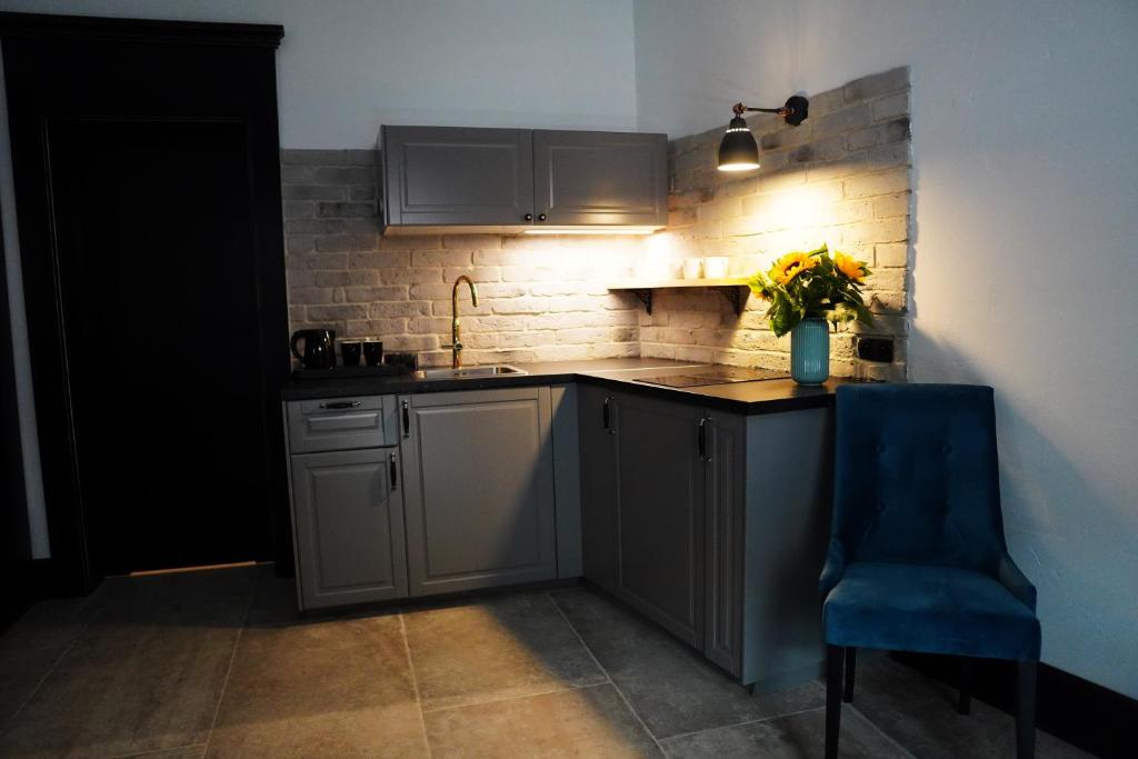 Kuchyňa alebo kuchynka v ubytovaní Apartamenty Centrum RS SUITES Kowalska 12