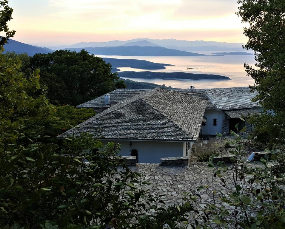 Casa con vistas al agua y a las montañas en Lafkos Estate, en Lavkos