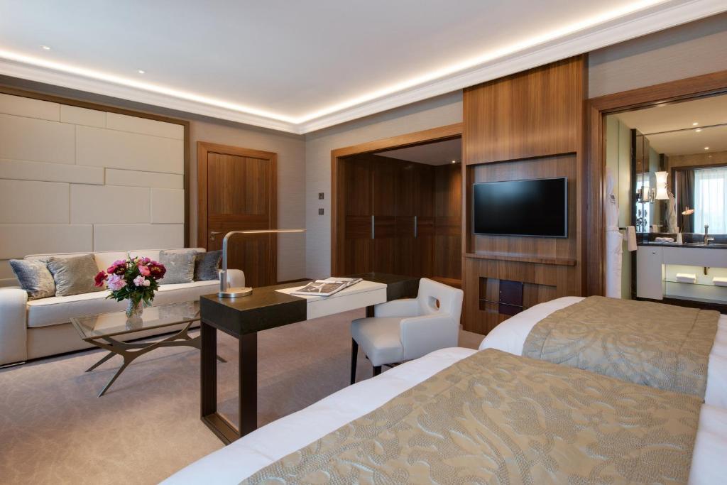 TV a/nebo společenská místnost v ubytování Grand Hotel Kempinski Riga
