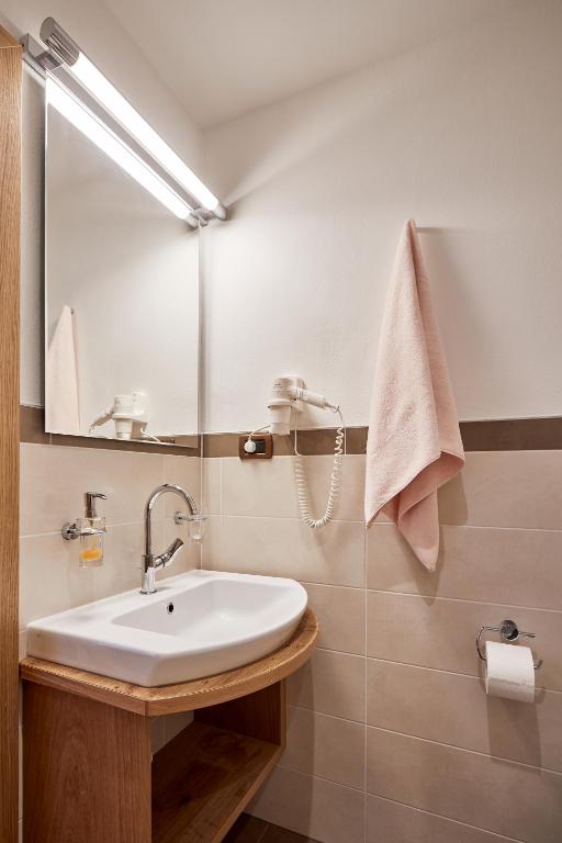 Koupelna v ubytování Hotel Garni Savoy - new opening