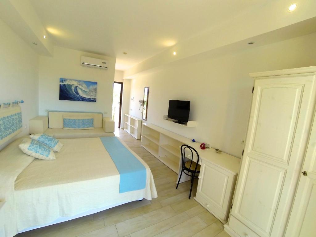 TV a/nebo společenská místnost v ubytování Domus De Janas Sul Mare