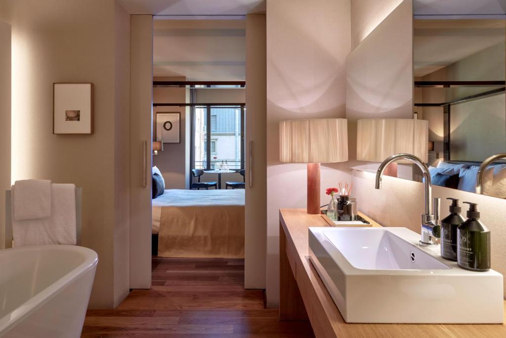 A bed or beds in a room at Sir Victor Hotel, part of Sircle Collection