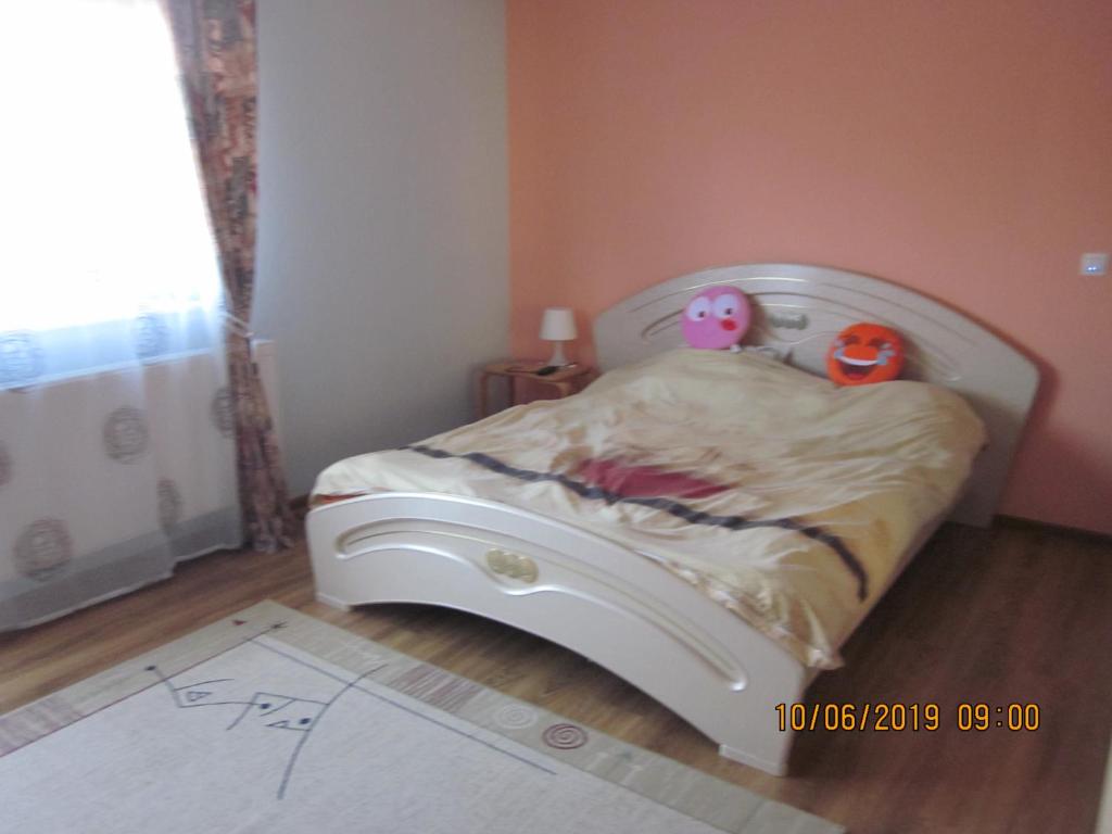 Un dormitorio con una cama blanca con dos animales de peluche. en CASA ANTON en Brasov