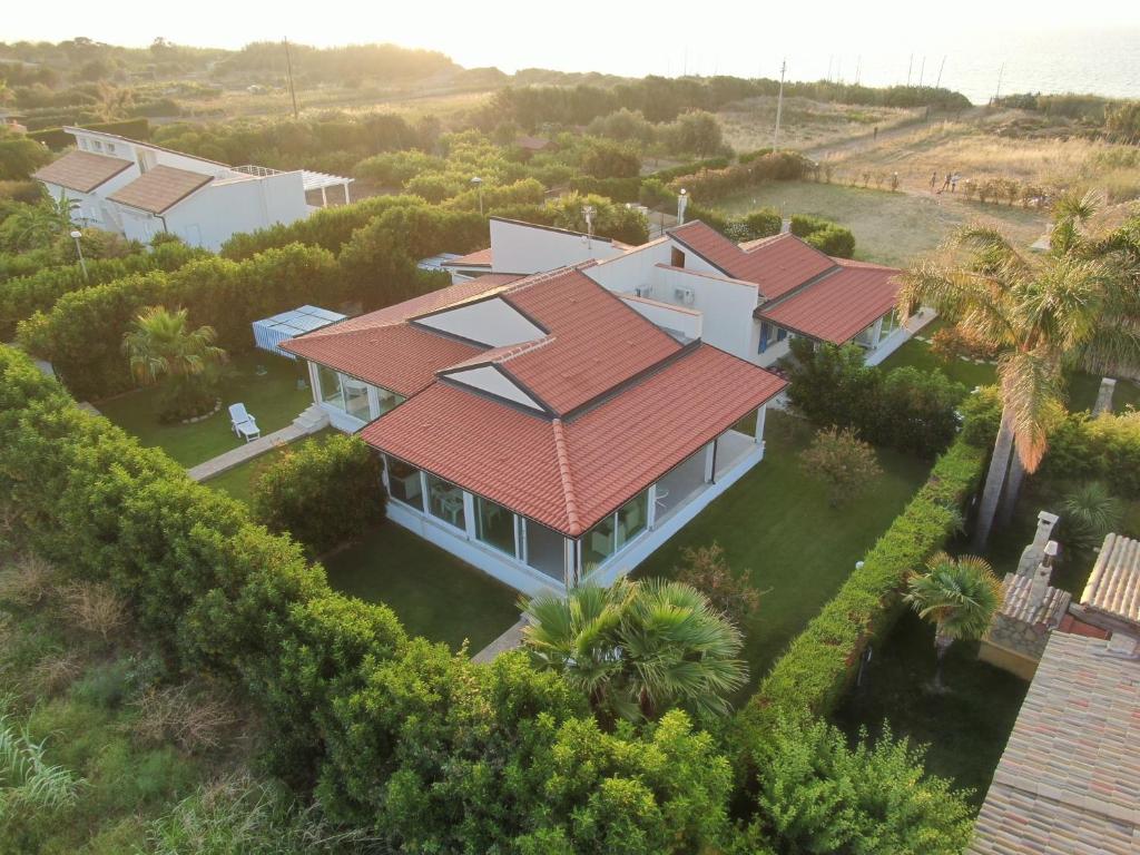 une vue aérienne sur une maison avec un toit rouge dans l'établissement Villa Letizia, à Campofelice di Roccella