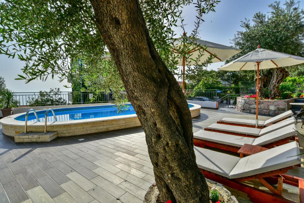 Bazén v ubytování Apartments Kentera LUX nebo v jeho okolí