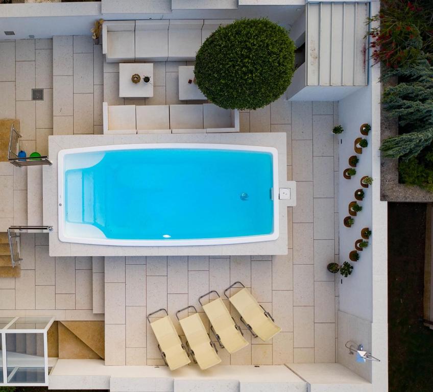 an overhead view of a house with a swimming pool at Cave Romane apartment with private pool and sea view in Vinkuran